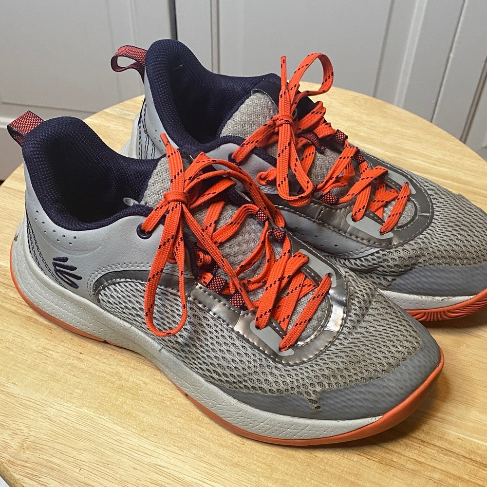 Under Armour Curry Gray and Red Big Kids size 5 Basketball Sneakers